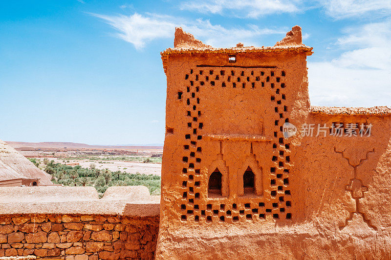 摩洛哥的Ait Ben Haddou ighrem(要塞村庄)，一个阳光明媚的日子，背景是晴朗的蓝天。